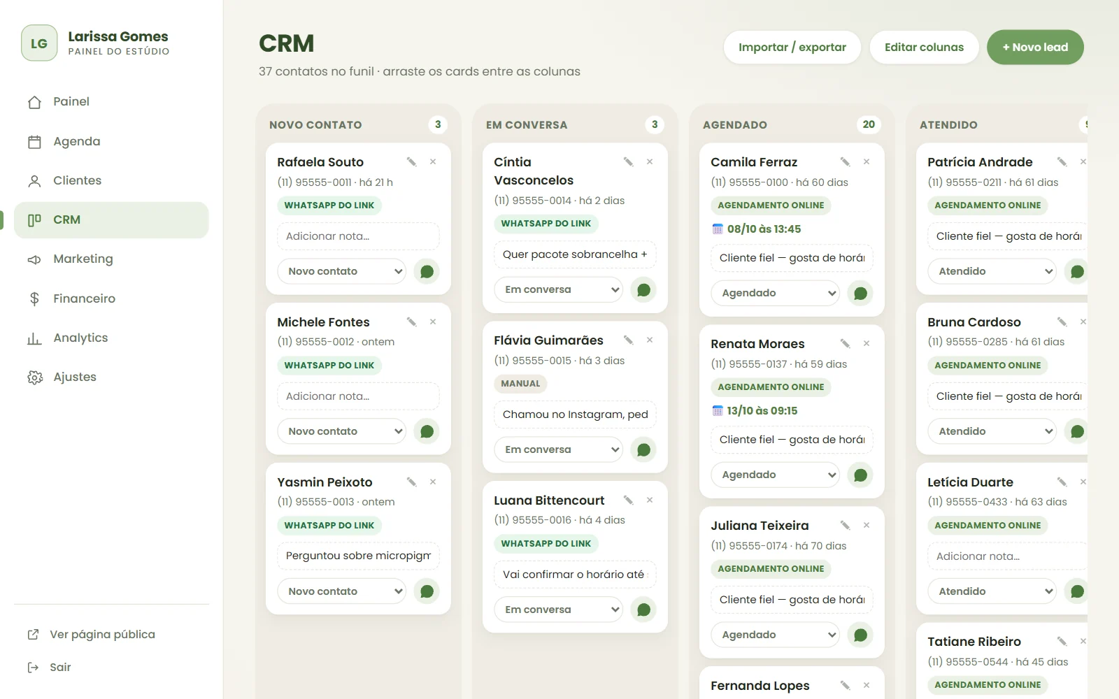 Tela CRM do painel: quadro com colunas Novo contato, Em conversa, Agendado, Atendido e Perdido, com os cards de cada cliente